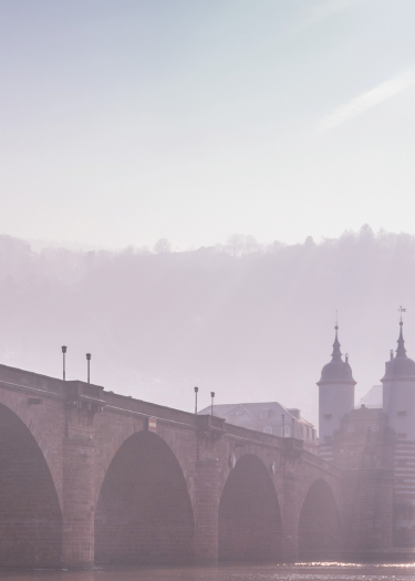 Alte Brücke in Heidelberg bei morgendlichem Nebel