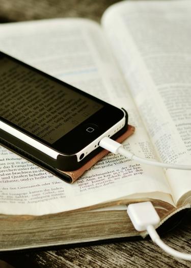 Bibel mit Smartphone verbunden